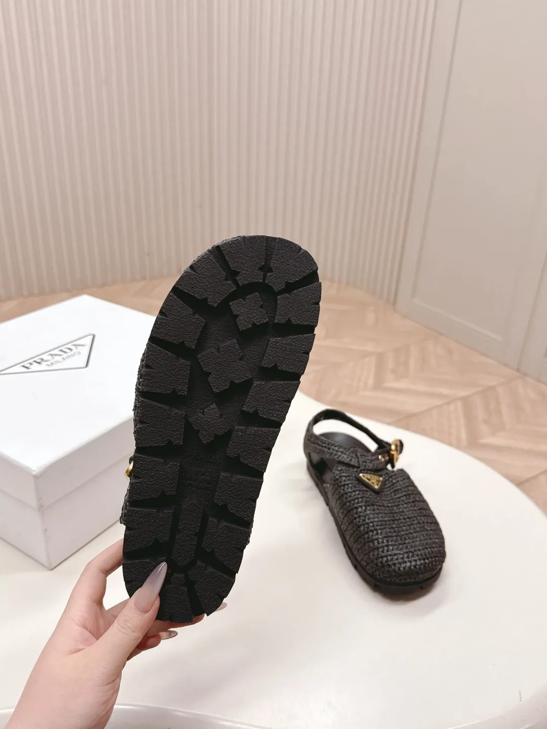 👟👟Ex-factory price 640👟👟 Original environmentally friendly PP paper material, high version prada Roman woven thick-soled rubber sandals, latest environmentally friendly ♻️PP material, high price, fully handmade crochet, just like knitting sweaters, slow work and meticulous work, retro fashionable and avant-garde thick-soled soles with rubber uppers, retro wood grain to meet the various choices of fashionable people of different styles! The iconic metal triangle logo is paired with the shape of ancient beach sandals. Every design element is fashionable! Code number 35-41